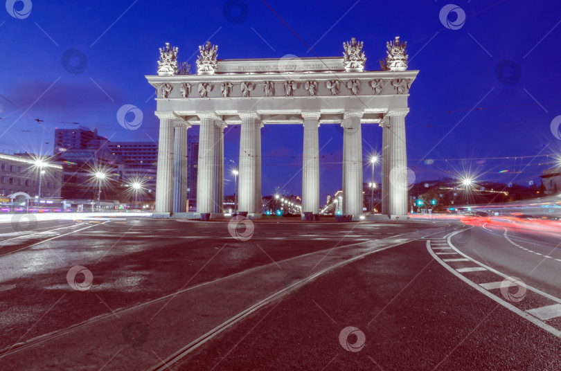 Скачать Вид на Триумфальную арку ночью. фотосток Ozero