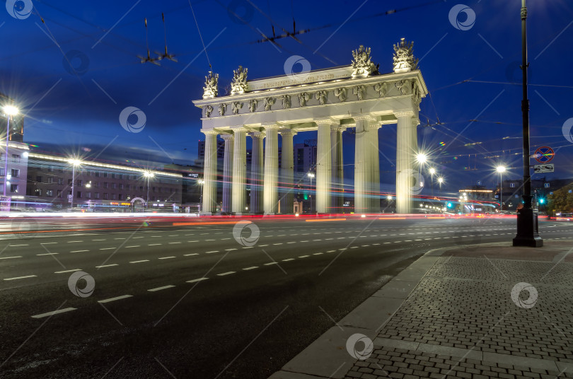 Скачать Вид на Триумфальную арку ночью. фотосток Ozero