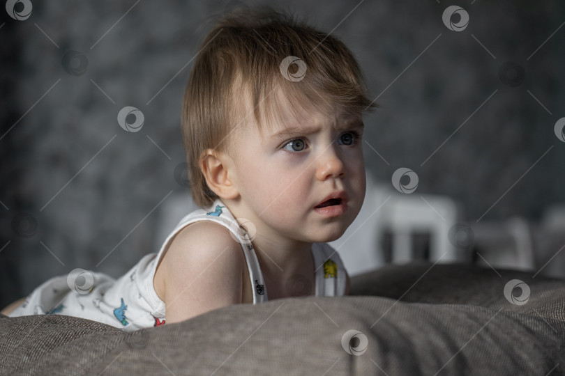 Скачать Портрет маленькой девочки, позирующей на кровати в спальне фотосток Ozero