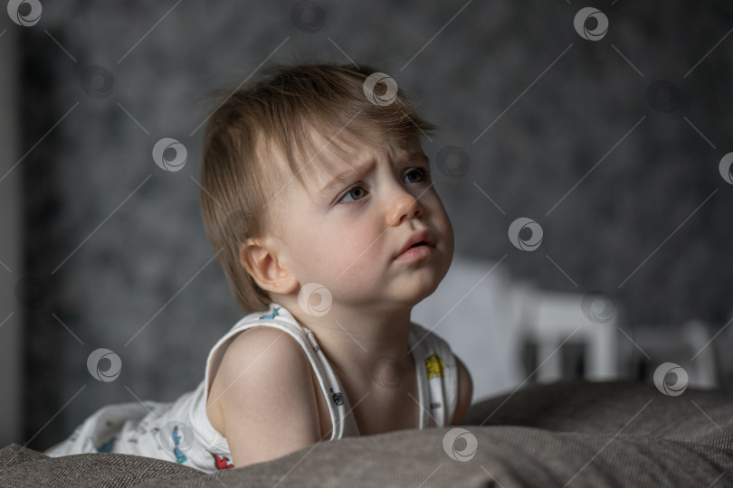 Скачать Портрет маленькой девочки, позирующей на кровати в спальне фотосток Ozero