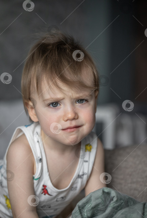 Скачать Портрет маленькой девочки, позирующей на кровати в спальне фотосток Ozero