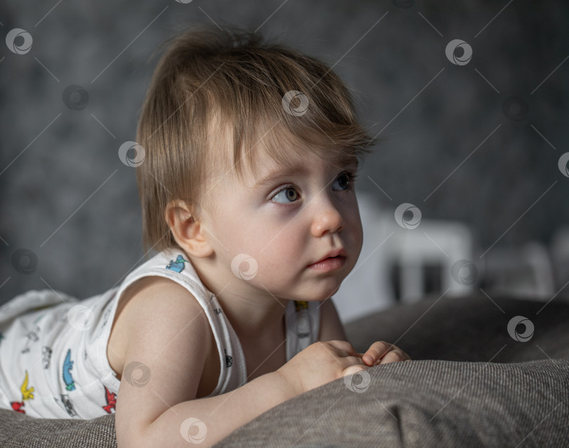 Скачать Портрет маленькой девочки, позирующей на кровати в спальне фотосток Ozero