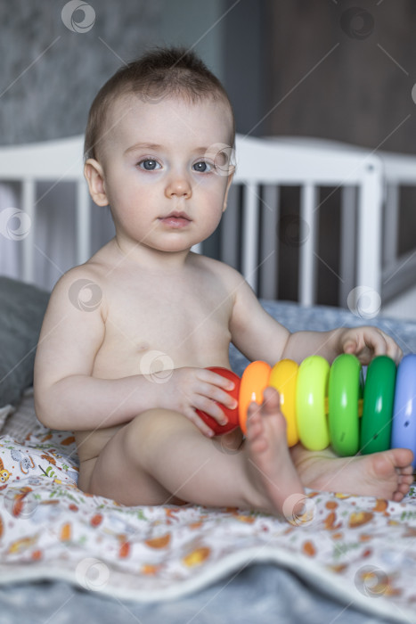Скачать Портрет маленькой девочки, позирующей на кровати в спальне фотосток Ozero