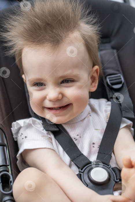 Скачать Портрет красивой маленькой девочки, сидящей в коляске фотосток Ozero
