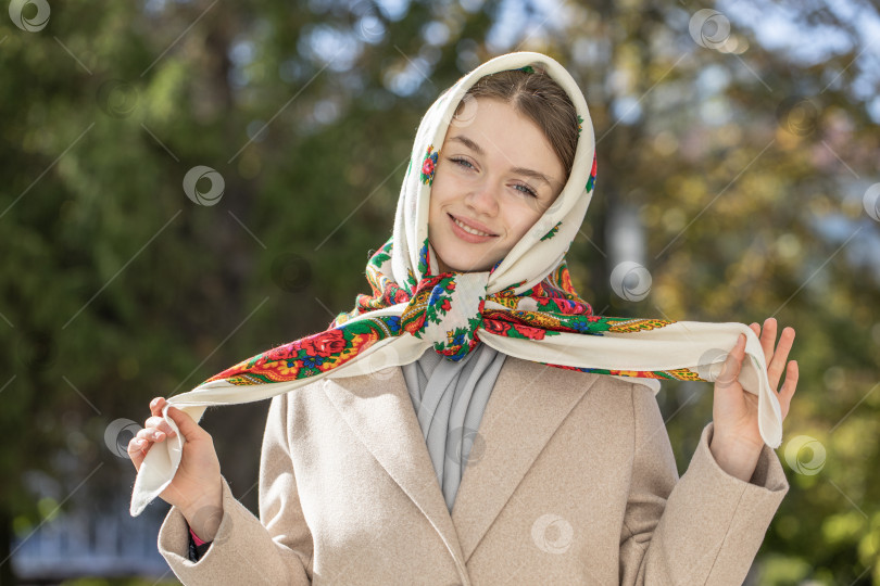 Скачать Портрет молодой красивой женщины с шарфом на голове фотосток Ozero