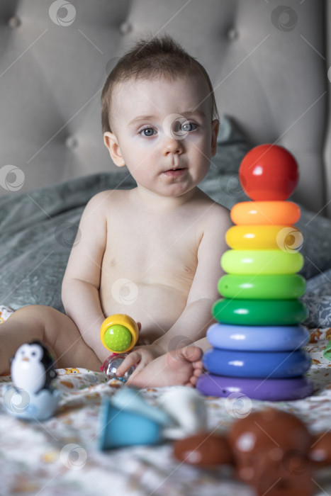 Скачать Портрет маленькой девочки, позирующей на кровати в спальне фотосток Ozero