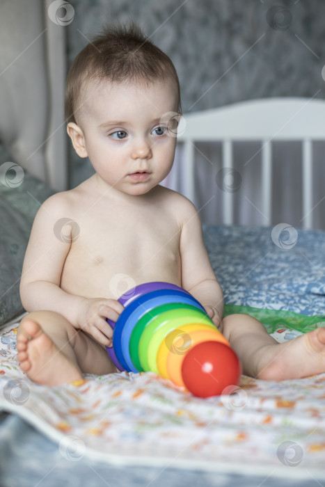Скачать Портрет маленькой девочки, позирующей на кровати в спальне фотосток Ozero