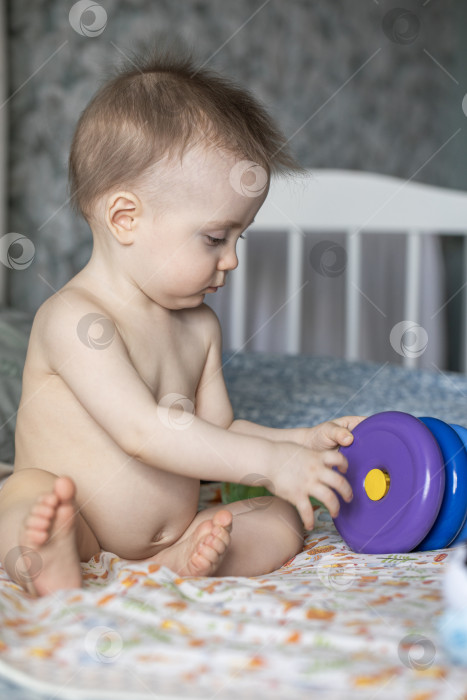 Скачать Портрет маленькой девочки, позирующей на кровати в спальне фотосток Ozero