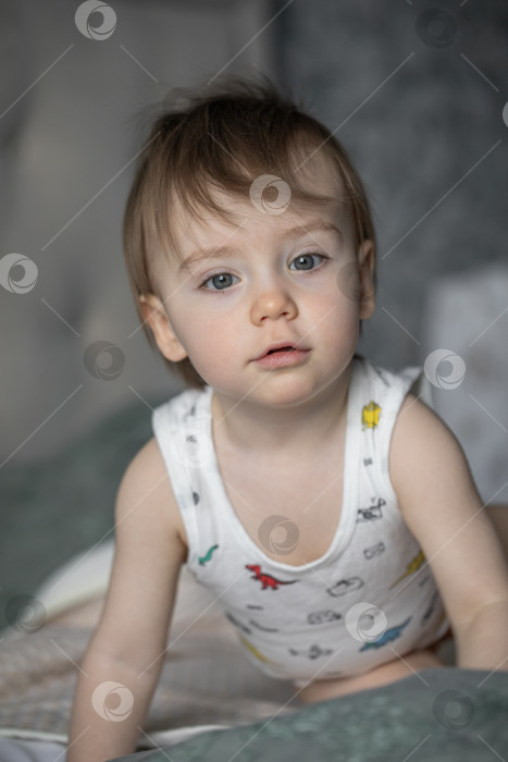 Скачать Портрет маленькой девочки, позирующей на кровати в спальне фотосток Ozero