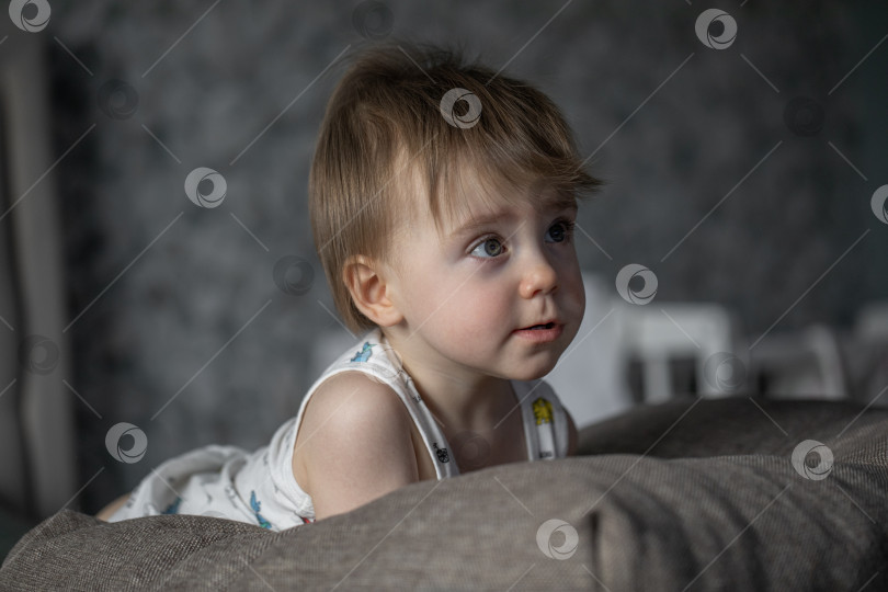 Скачать Портрет маленькой девочки, позирующей на кровати в спальне фотосток Ozero