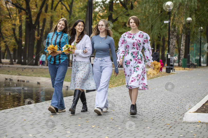 Скачать Групповой портрет четырех молодых девушек фотосток Ozero