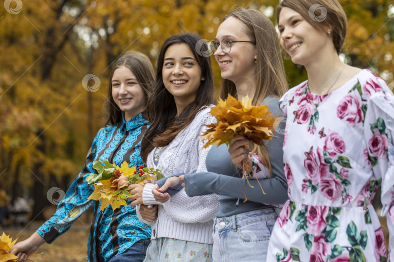 Скачать Групповой портрет четырех молодых девушек фотосток Ozero