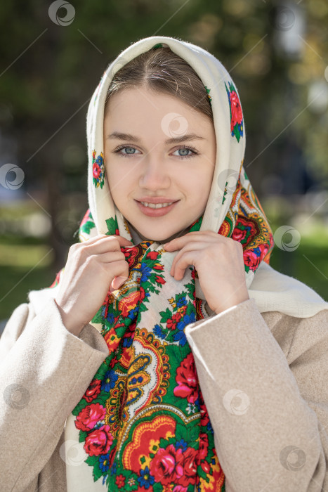 Скачать Портрет молодой красивой женщины с шарфом на голове фотосток Ozero