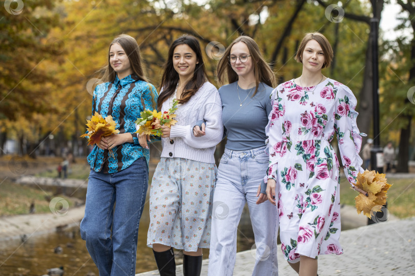 Скачать Групповой портрет четырех молодых девушек фотосток Ozero