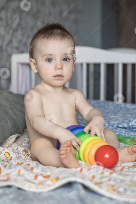 Скачать Портрет маленькой девочки, позирующей на кровати в спальне фотосток Ozero