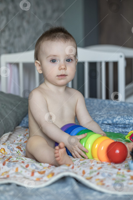 Скачать Портрет маленькой девочки, позирующей на кровати в спальне фотосток Ozero