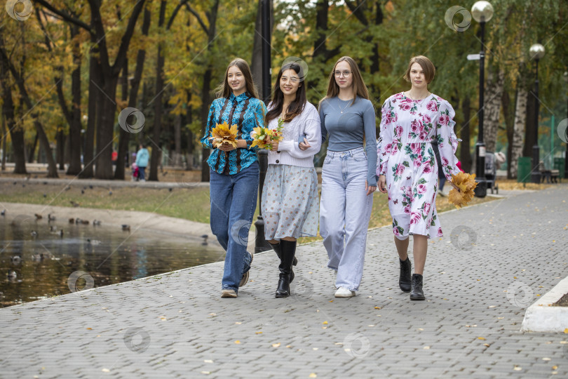 Скачать Групповой портрет четырех молодых девушек фотосток Ozero