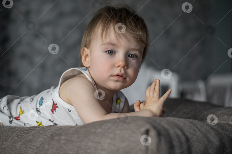 Скачать Портрет маленькой девочки, позирующей на кровати в спальне фотосток Ozero