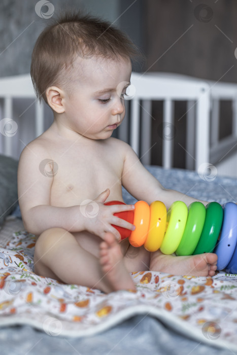 Скачать Портрет маленькой девочки, позирующей на кровати в спальне фотосток Ozero