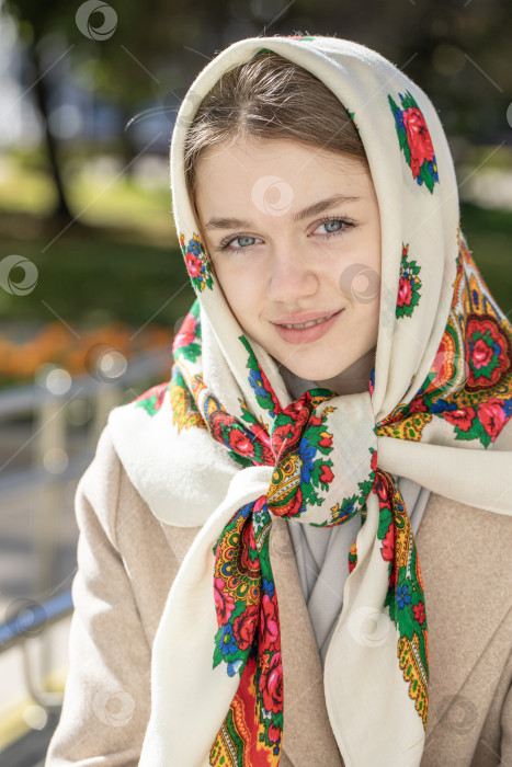Скачать Портрет молодой красивой женщины с шарфом на голове фотосток Ozero