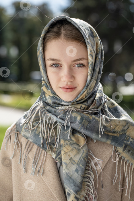 Скачать Портрет молодой красивой женщины с шарфом на голове фотосток Ozero