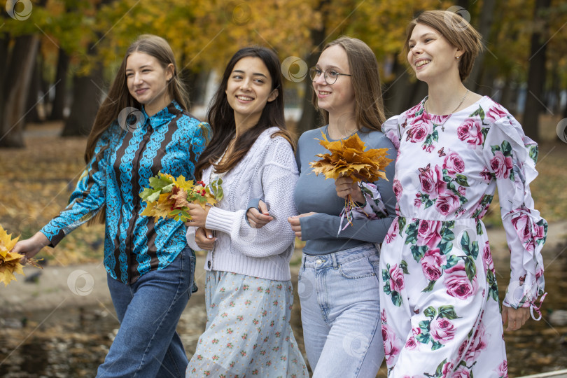 Скачать Групповой портрет четырех молодых девушек фотосток Ozero