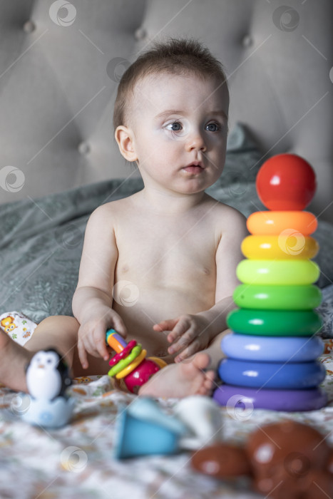 Скачать Портрет маленькой девочки, позирующей на кровати в спальне фотосток Ozero