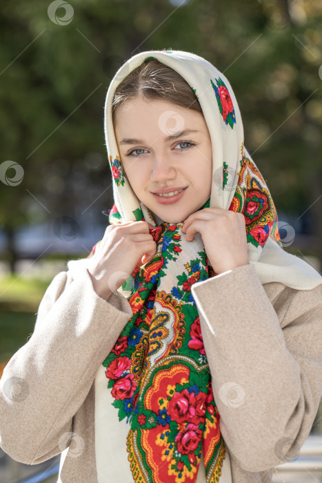 Скачать Портрет молодой красивой женщины с шарфом на голове фотосток Ozero