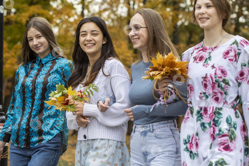 Скачать Групповой портрет четырех молодых девушек фотосток Ozero