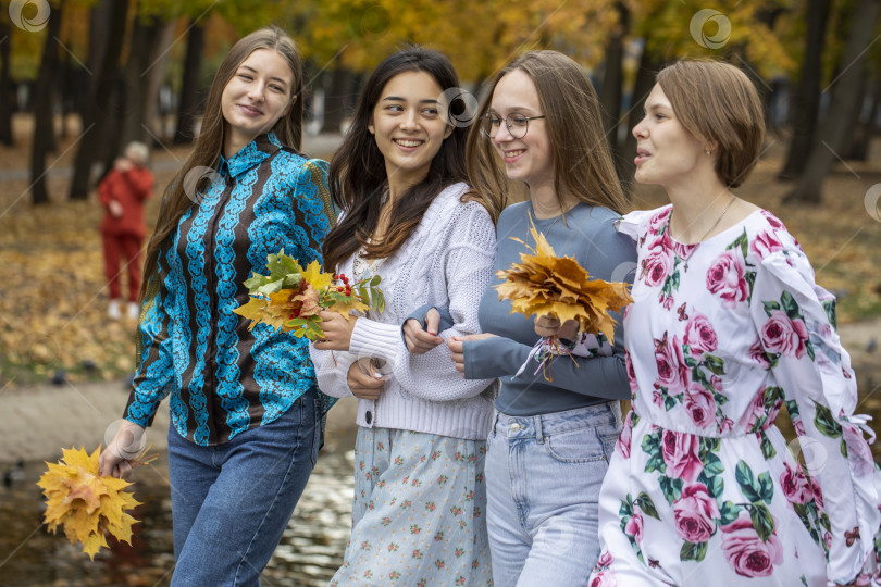 Скачать Групповой портрет четырех молодых девушек фотосток Ozero