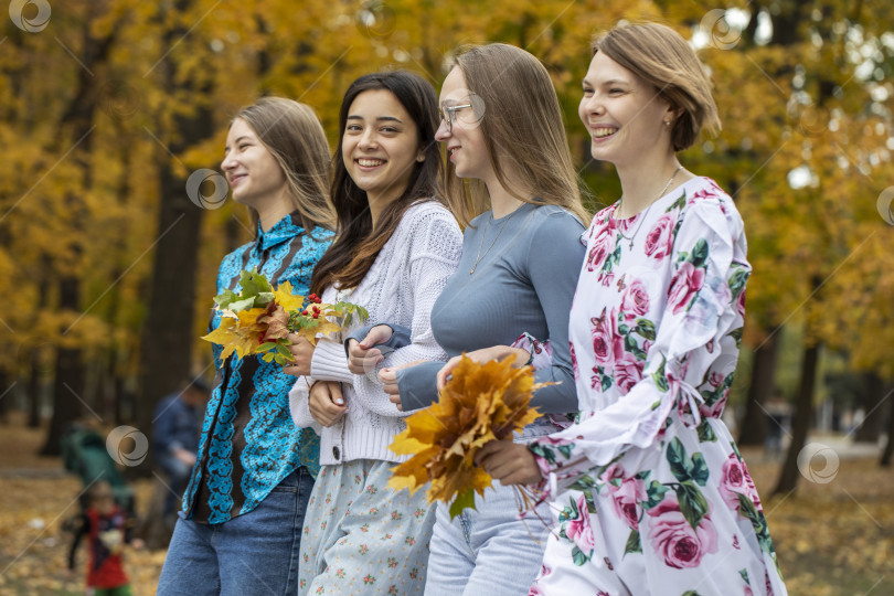 Скачать Групповой портрет четырех молодых девушек фотосток Ozero