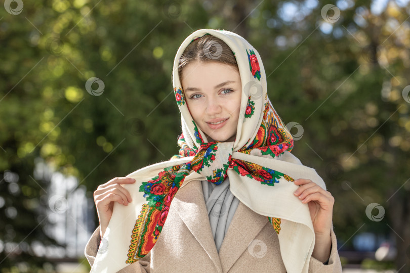 Скачать Портрет молодой красивой женщины с шарфом на голове фотосток Ozero