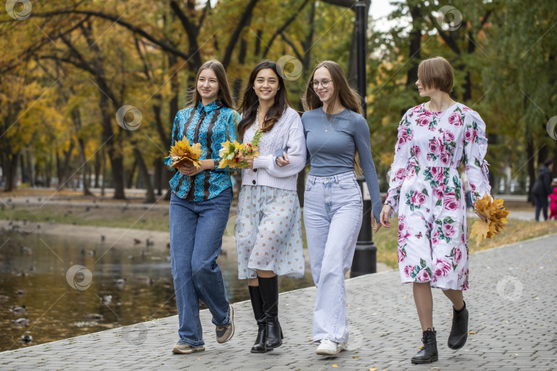 Скачать Групповой портрет четырех молодых девушек фотосток Ozero