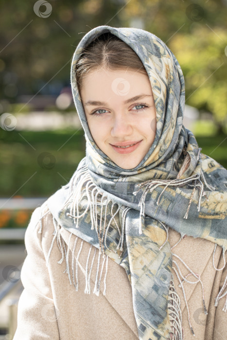 Скачать Портрет молодой красивой женщины с шарфом на голове фотосток Ozero