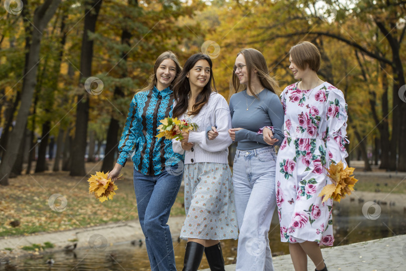 Скачать Групповой портрет четырех молодых девушек фотосток Ozero