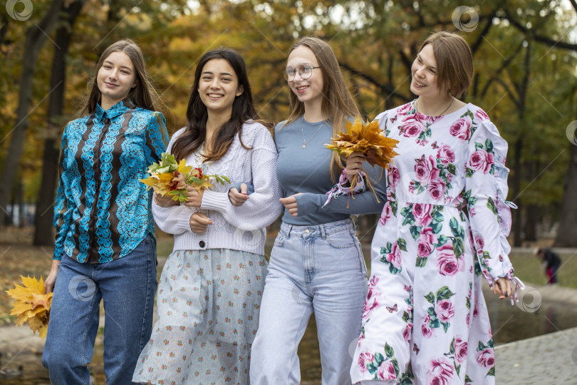 Скачать Групповой портрет четырех молодых девушек фотосток Ozero