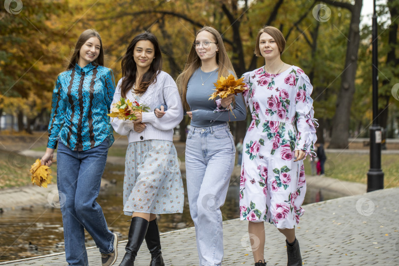 Скачать Групповой портрет четырех молодых девушек фотосток Ozero