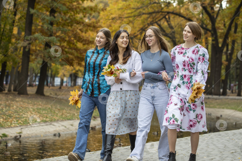 Скачать Групповой портрет четырех молодых девушек фотосток Ozero