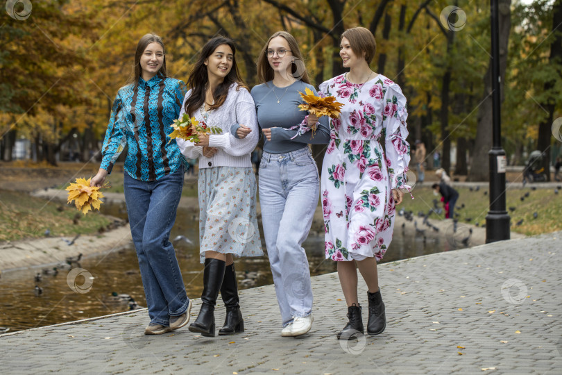 Скачать Групповой портрет четырех молодых девушек фотосток Ozero