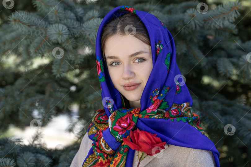 Скачать Портрет молодой красивой женщины с шарфом на голове фотосток Ozero