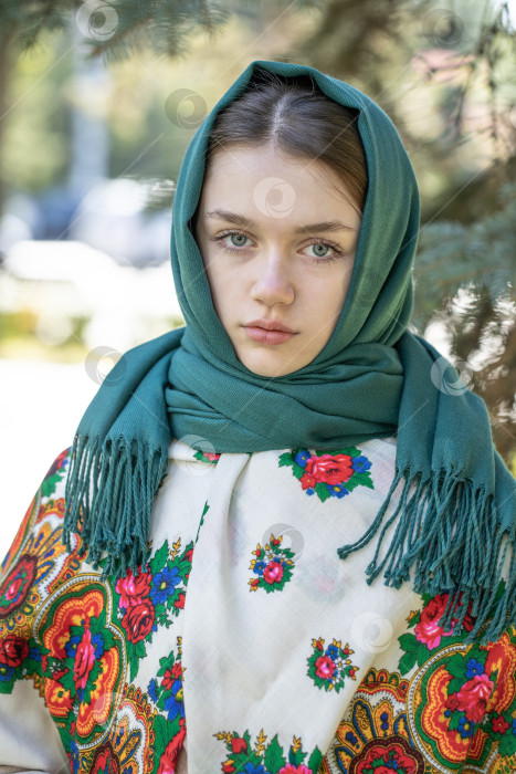 Скачать Портрет молодой красивой женщины с шарфом на голове фотосток Ozero