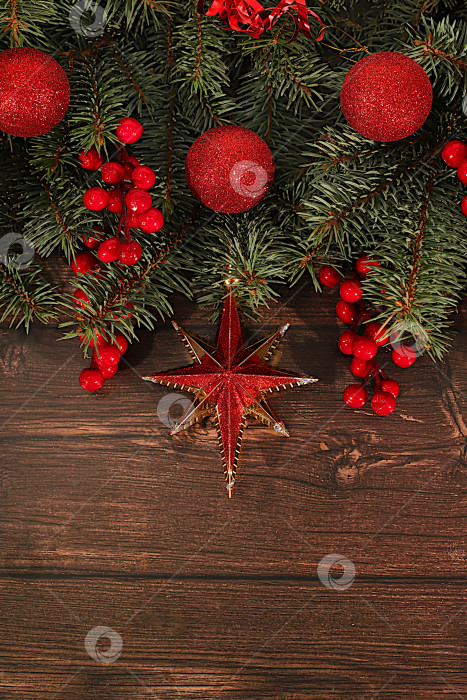 Скачать Праздничная зимняя поздравительная открытка и баннер на экране, красивый рождественский и новогодний фон с подсветкой, украшениями, игрушками и живыми еловыми ветками, дизайн продукта для праздничной рекламы, концепция Сочельника, фотосток Ozero