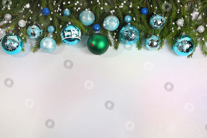 Скачать Красивый рождественский и новогодний баннер, фон с живыми еловыми ветками, украшениями, игрушками и сосновыми шишками, дизайн продукта для праздничной рекламы, концепция Сочельника, праздничная зимняя открытка и оформление экрана, фотосток Ozero