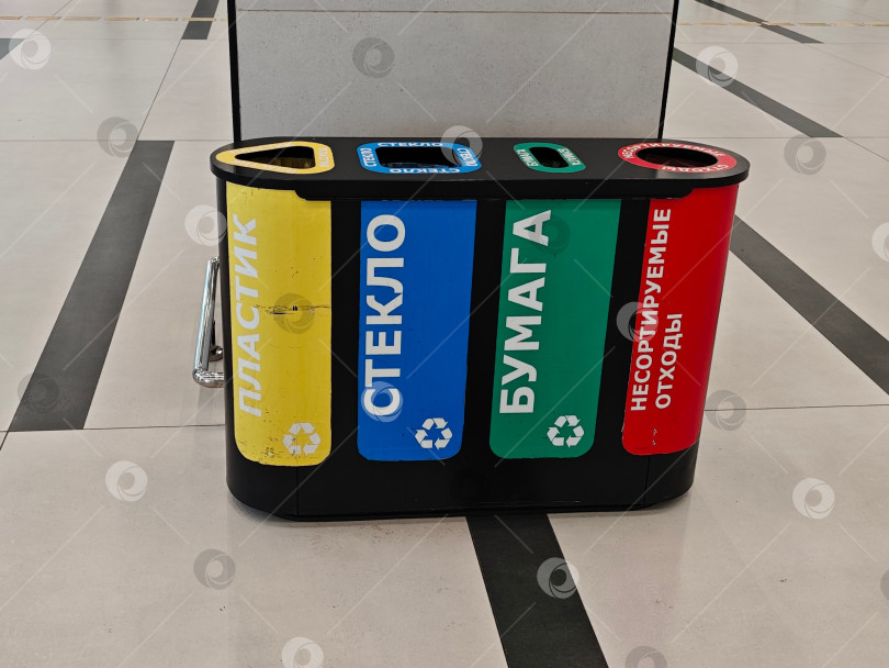 Скачать Красивый и удобный контейнер для раздельного сбора мусора: бумага, стекло, пластик. Новосибирск. Красивый и удобный контейнер для раздельного сбора мусора: бумаги, стекла, пластика. Новосибирск. фотосток Ozero