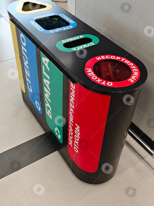 Скачать Красивый и удобный контейнер для раздельного сбора мусора: бумага, стекло, пластик. Новосибирск. Красивый и удобный контейнер для раздельного сбора мусора: бумаги, стекла, пластика. Новосибирск. фотосток Ozero