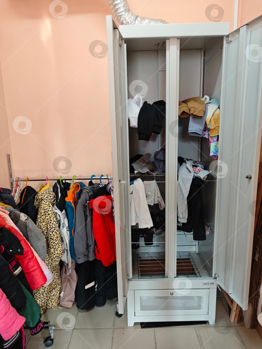 Скачать Детская одежда на сушилке в детском саду после прогулки фотосток Ozero