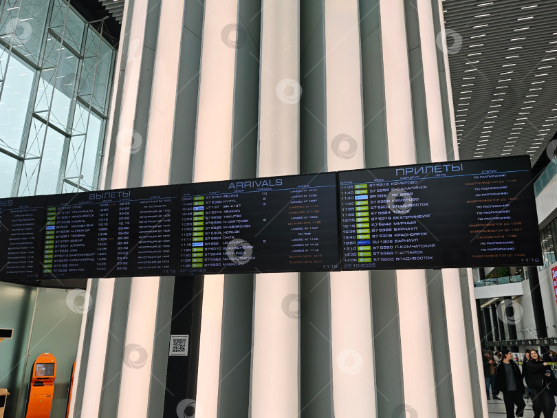 Скачать Табло расписания прилета и вылета самолетов в аэропорту города Новосибирск. Табло с расписанием прилета и вылета в аэропорту Новосибирска. фотосток Ozero