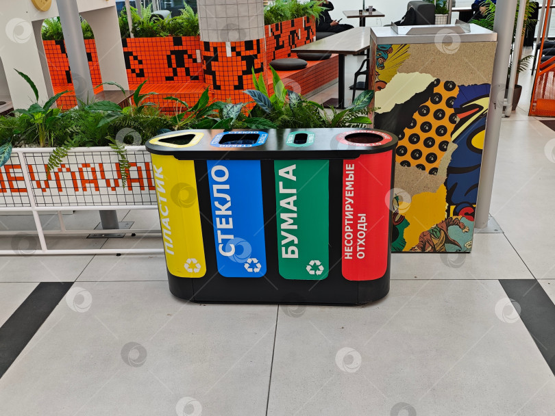 Скачать Красивый и удобный контейнер для раздельного сбора мусора: бумага, стекло, пластик. Новосибирск. Красивый и удобный контейнер для раздельного сбора мусора: бумаги, стекла, пластика. Новосибирск. фотосток Ozero