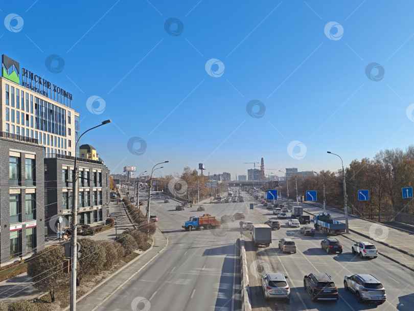 Скачать Уборка автомобильной дороги от песка и мусора спецтехникой в городе Новосибирск фотосток Ozero