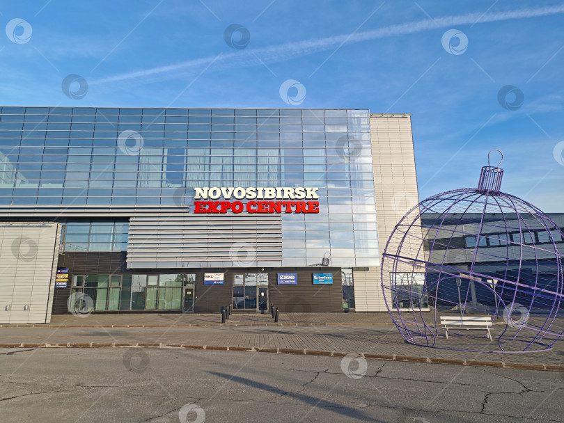 Скачать Новосибирск Экспоцентр, международный выставочный комплекс на ул. Станционная 104. Новосибирский Экспоцентр, международный выставочный комплекс по адресу: ул. Вокзальная, 104. фотосток Ozero